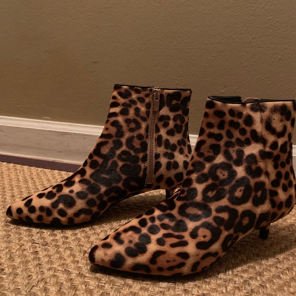 Taryn Rose Leopard Print Bootie Size 7M